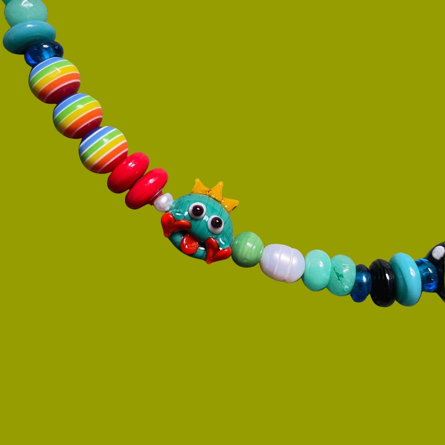 Kiss The Prince | Kurbağa Prens Figürlü Masalsı ve Eğlenceli İnci ve Cam Boncuklu Kolye