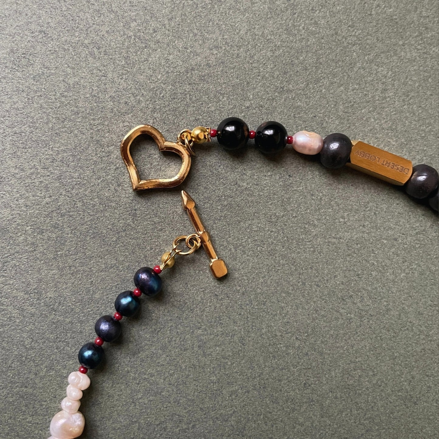 Lovestruck (Close Range) | Eros'un Oku Klipsli İnci ve Turmalin Kalpli Doğaltaş Kolye