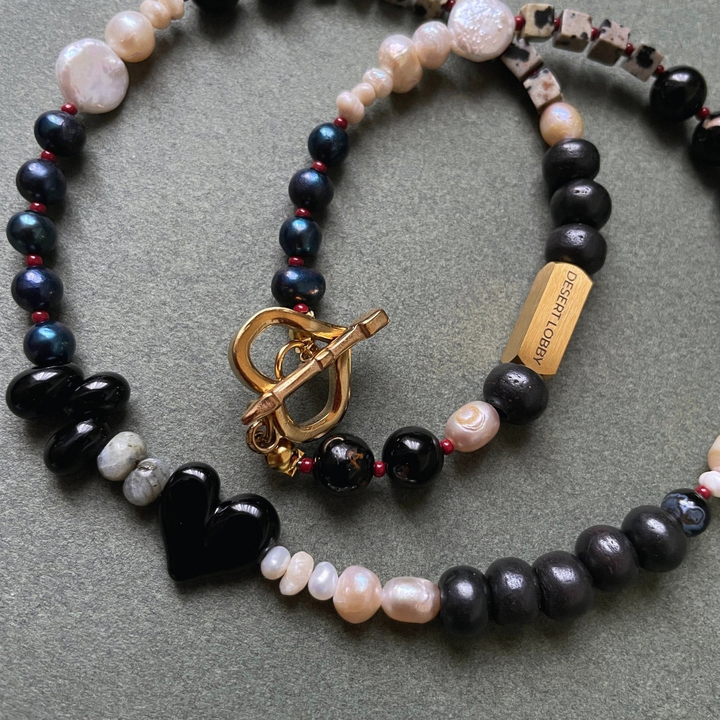 Lovestruck (Close Range) | Eros'un Oku Klipsli İnci ve Turmalin Kalpli Doğaltaş Kolye