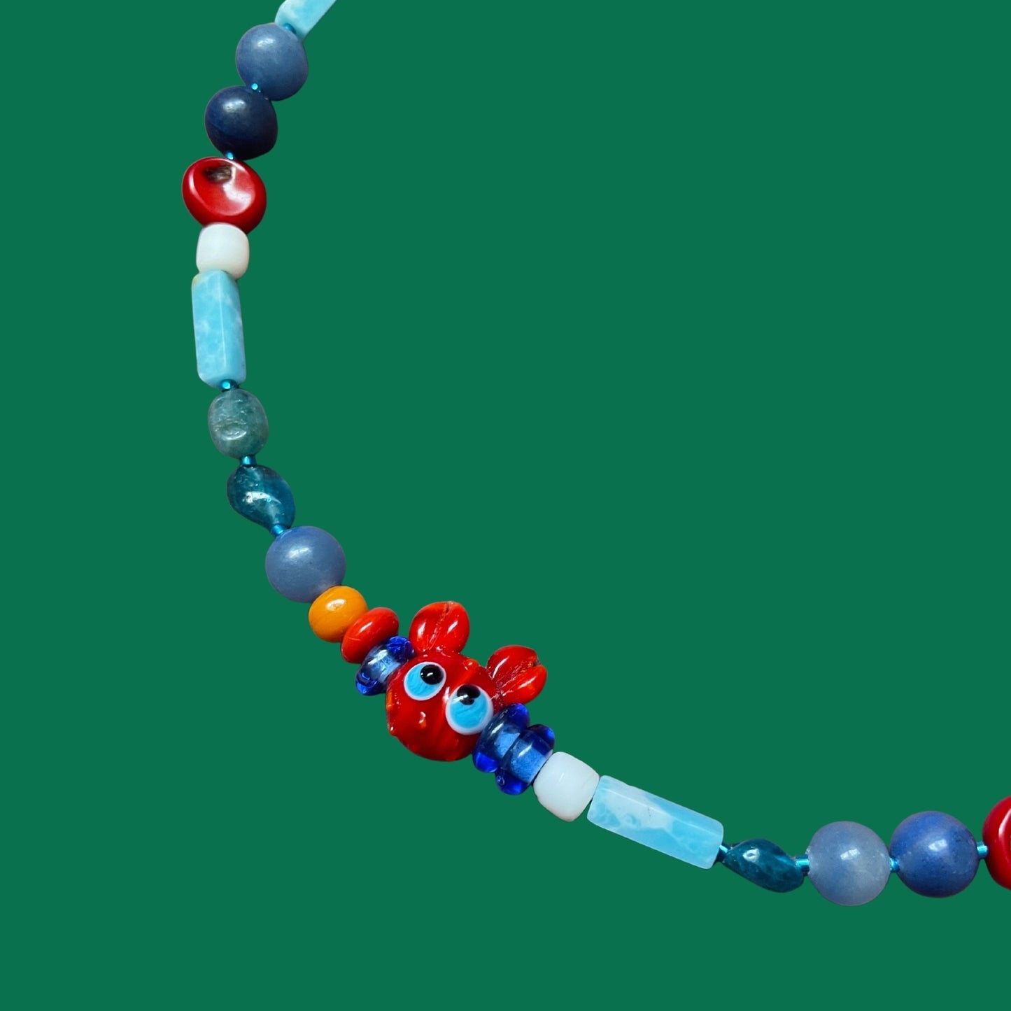 Miss Crab | Cam ve Doğaltaşlı Yengeç Figürlü Kolye